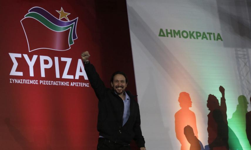El secretario general de Podemos, Pablo Iglesias, saluda durante el mitin final del partido izquierdista Syriza en Atenas (Grecia). EFE/Yannis Kolesidis