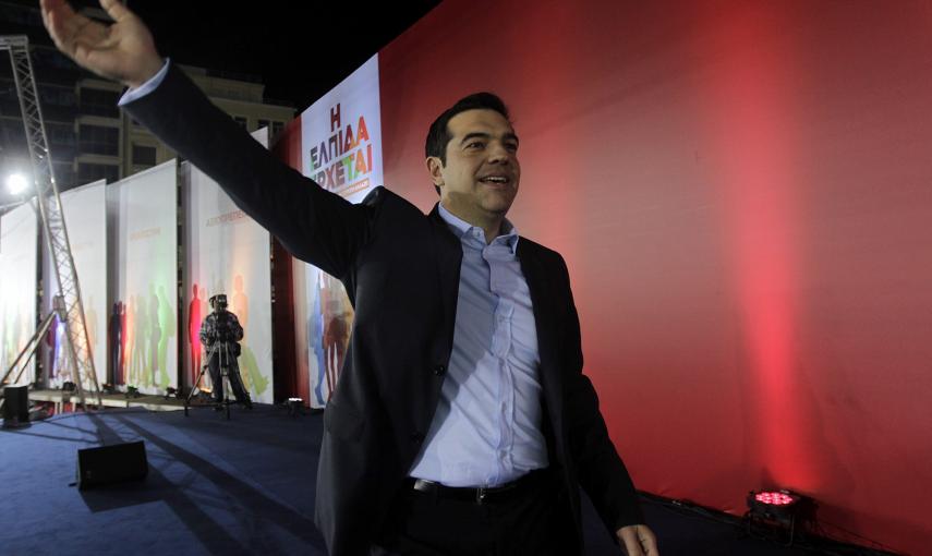 El líder de Syriza, Alexis Tsipras, saluda a sus simpatizantes durante el mitin final de su campaña, en Atenas . EFE/Yannis Kolesidis