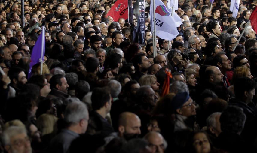 Seguidores de partido opositor de izquierda, escuchan a Alexis Tsipras, durante el mitin de cierre de campaña en Atenas. EFE/ORESTIS PANAGIOTOU