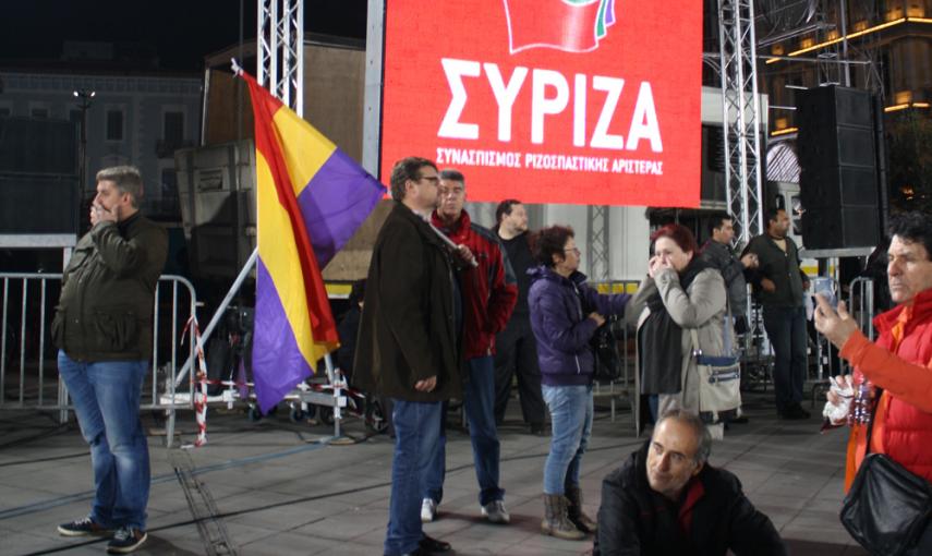 Unos jóvenes con una bandera republicana española en el mitin de cierre de campaña de Syriza, en Atenas. SARA SERRANO