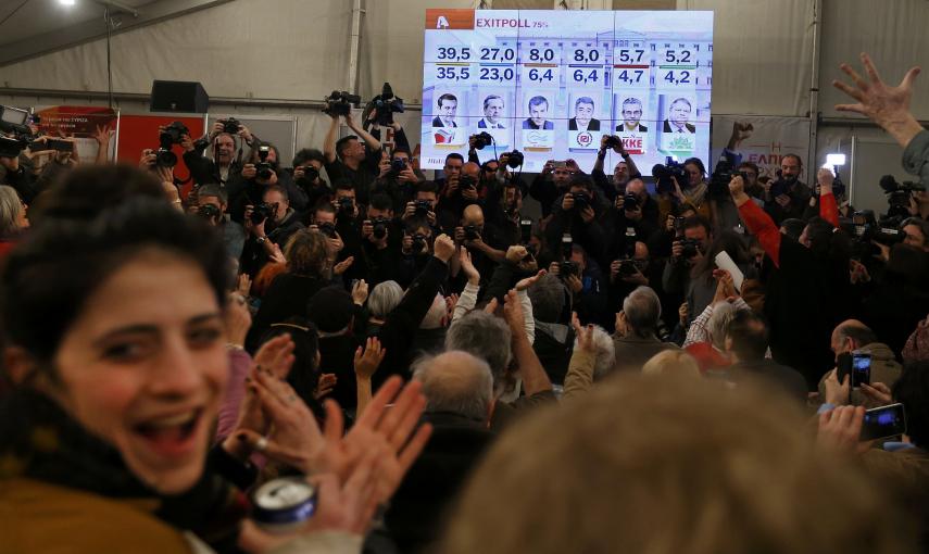 Los seguidores de Syriza observan en un panel los resultados de las elecciones adalantados por los sondeos a pie de urna. REUTERS/Marko Djurica