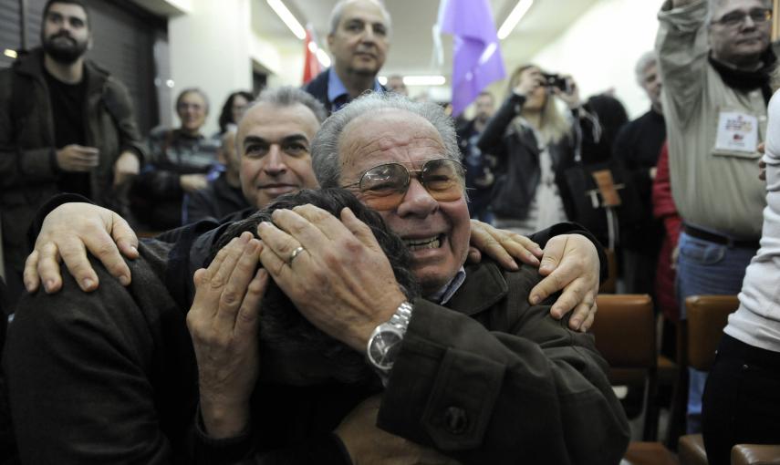Militantes de Syriza celebran en la sede del partido el triunfo en las elecciones parlamentarias, tras la difusión de los primeros resultados oficiales. REUTERS/Alexandros Avramidis