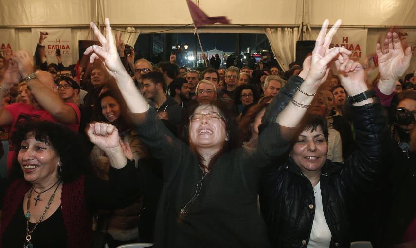 Alegría de los seguidores de Syriza en la sede del partido al conocer los resultados de las elecciones de este 25 de enero. REUTERS/Yannis Behrakis