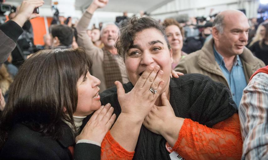 Seguidores de Syriza celebran la victoria en las elecciones parlamentarias de este 25 de enero. EFE/EPA/MICHAEL KAPPLELER