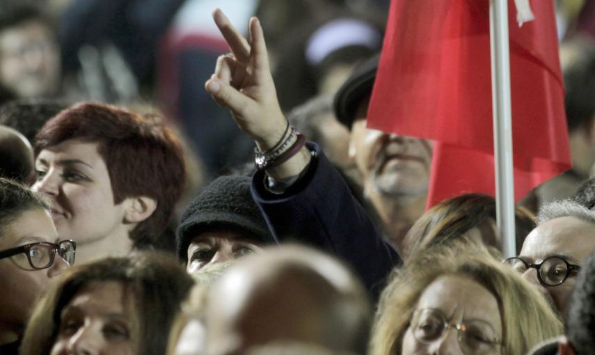 Los seguidores de Syriza celebran la victoria en las elecciones parlamentarias mientras escuchan al líder del partido, Alexis Tsipras. EFE
