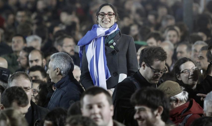 Los seguidores de Syriza celebran la victoria en las elecciones parlamentarias mientras escuchan al líder del partido, Alexis Tsipras. EFE