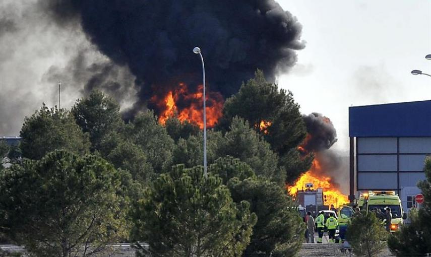 Una gran columna de humo se eleva sobre la base aérea de Los Llanos (Albacete), donde un avión f-16 griego se ha estrellado dejando dos muertos y 10 heridos. EFE
