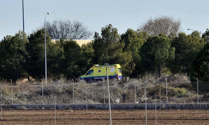 Una ambulancia acude a la base aérea de Los Llanos (Albacete) donde dos pilotos han fallecido y otras diez personas han resultado heridas -seis de gravedad- al estrellarse un avión F-16 griego. EFE