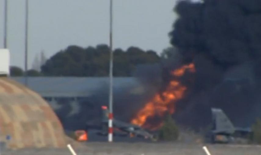 Imagen del incendio tras estrellarse una caza de la Fuerza Aérea griega en la base de Los Llanos, Albacete. -RTVE (CAPTURA)