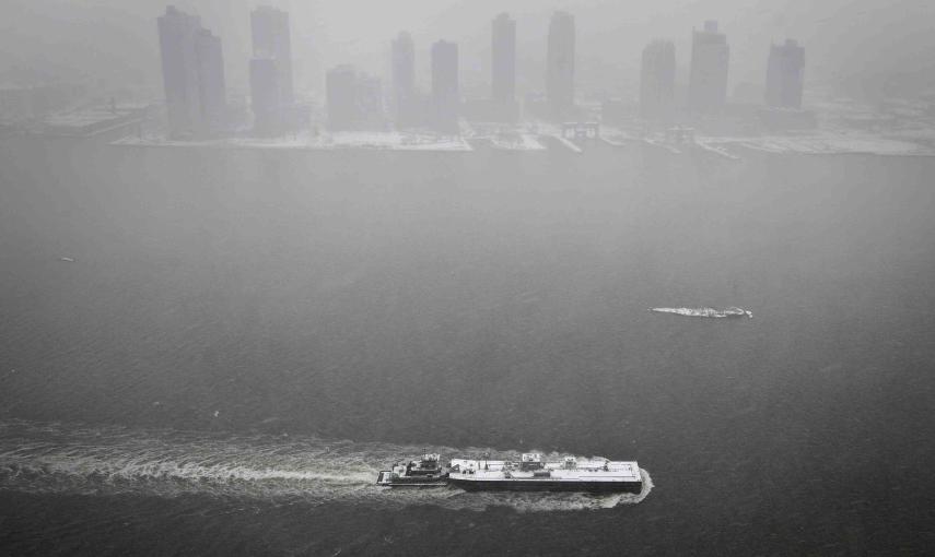 Un ferry transita por el East River, en Nueva York. REUTERS/Carlo Allegri