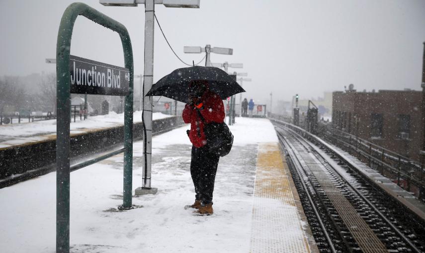 Un hombre espera en una parada de la línea que une Queens con Nueva York. REUTERS/Shannon Stapleton