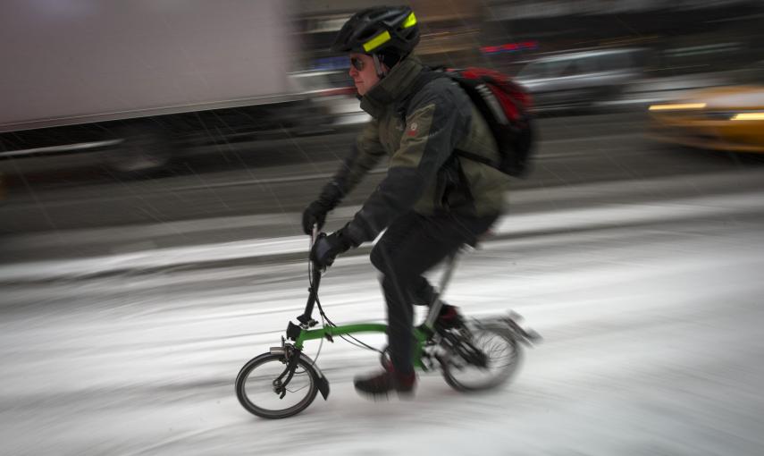 Un hombre circula con una bicicleta por Times Square, en Nueva York.  REUTERS/Mike Segar