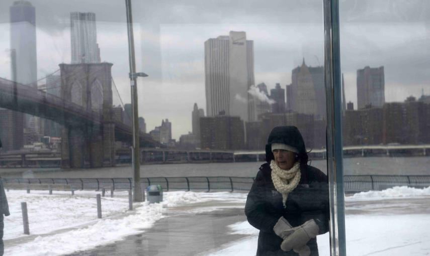 Una mujer, al lado del puente de Brooklyn. REUTERS/Stephanie Keith