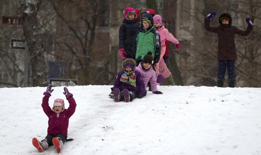Varios niños juegan con la nieve en Central Park, en Nueva York. REUTERS/Carlo Allegri