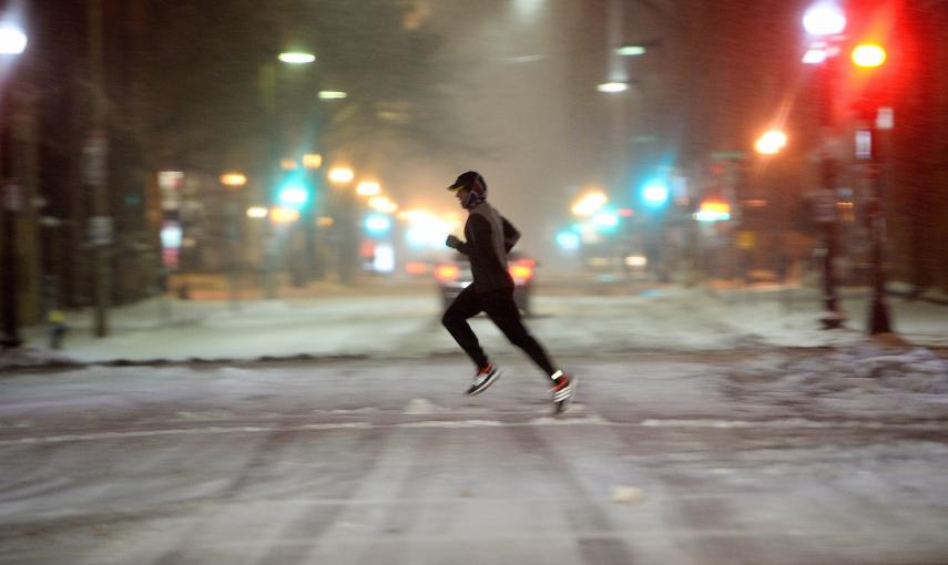 Un hombre corre en la Avenida Commonwealth en Boston, Massachusetts (EE.UU.) hoy, lunes 26 de enero de 2015. EFE/CJ GUNTHER
