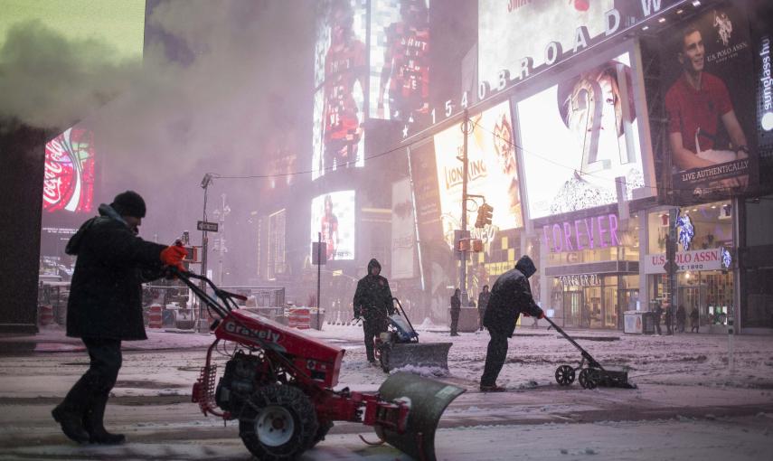 Trabajadores tratan de quitar la nieve en Times Square. REUTERS/Adrees Latif