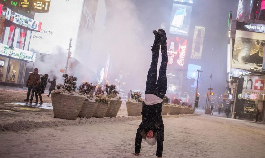 Una mujer hace una pirueta en Times Square. REUTERS/Adrees Latif