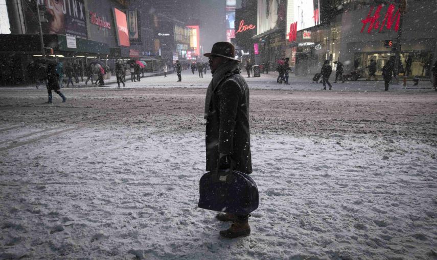 Un hombre, rodeado de nieve. REUTERS/Mike Segar