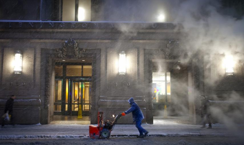 Un hombre arrastra un quitanieves en Lexington Avenue. REUTERS/Carlo Allegri
