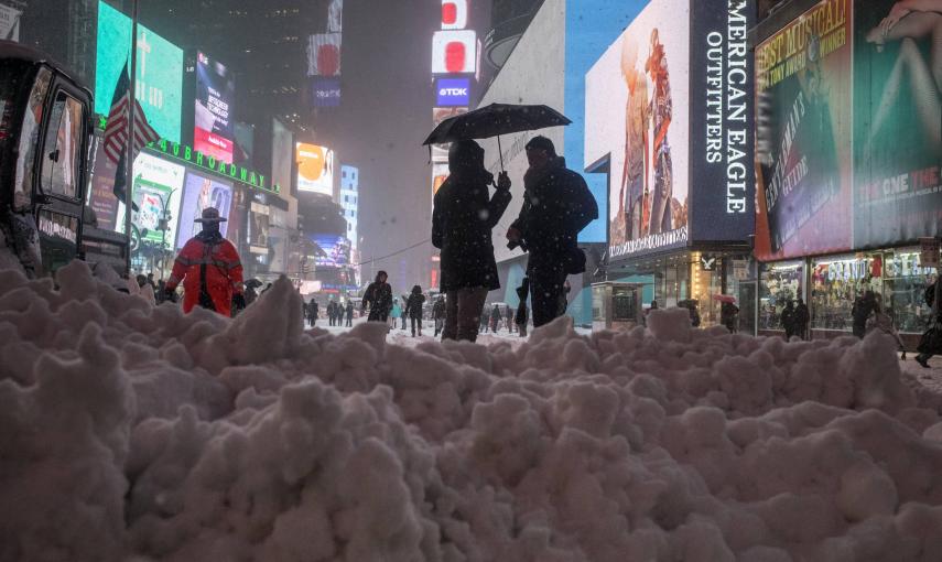 La nieve acumulada dificulta el paso de los peatones. REUTERS/Adrees Latif