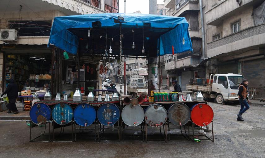 Un puesto con barriles de combustible en Aleppo (Siria) REUTERS/Nour Kelze