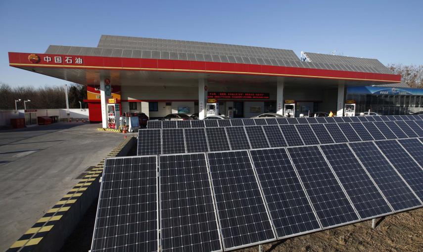 Paneles solares que proveen de energía una estación de servicio de la petrolera china PetroChina, cerca de Pekín (China). REUTERS/Kim Kyung-Hoon
