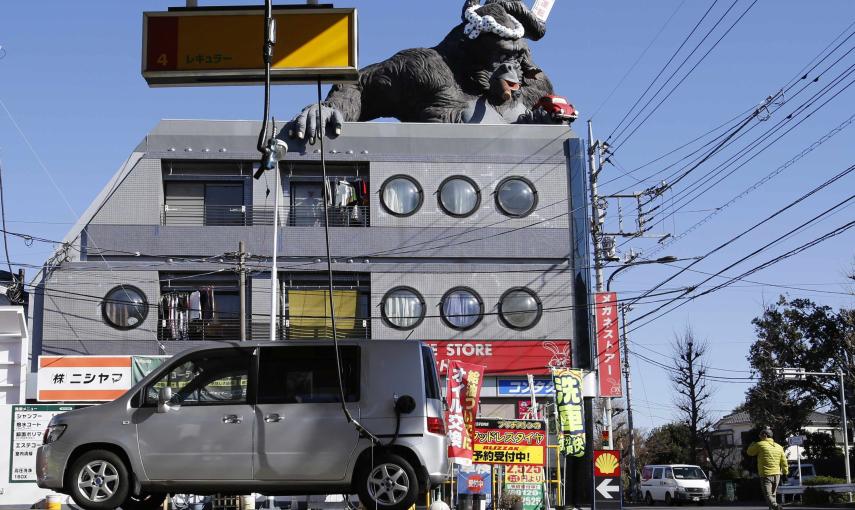 Una estatua de un gorila corona una gasolinera de Shell en Tokio (Japón). REUTERS/Toru Hanai