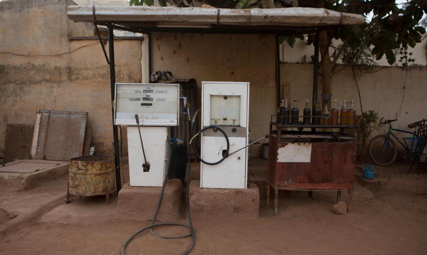 Surtidores de una estación de servicio en Bamako (MALI). REUTERS/Joe Penney