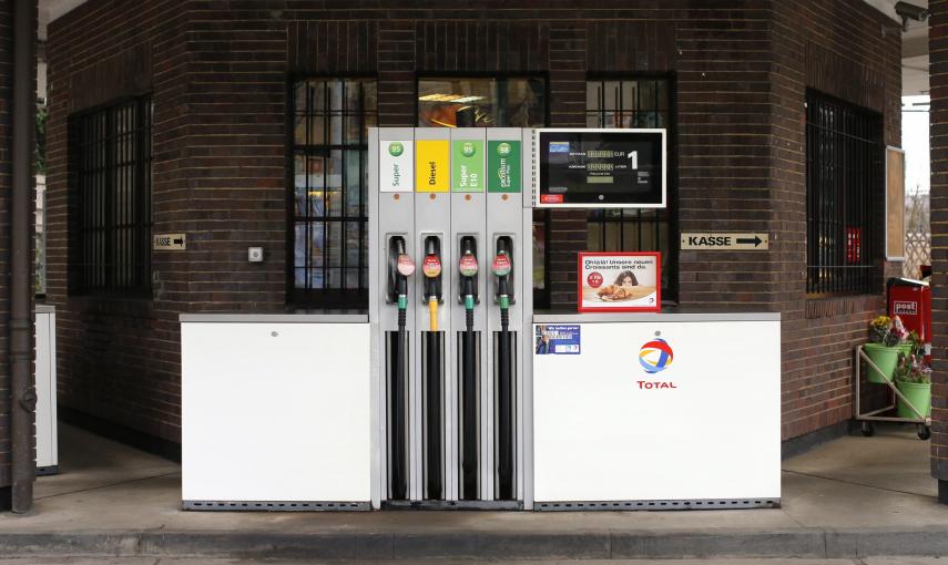 Los surtidores de una estación de servicio de Total en la ciudad de  Dresden (ALEMANIA). REUTERS/Fabrizio Bensch