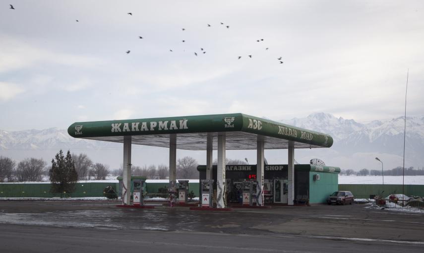 Una gasolinera al pie de las montañas Tien Shan (KAZAKHSTAN). REUTERS