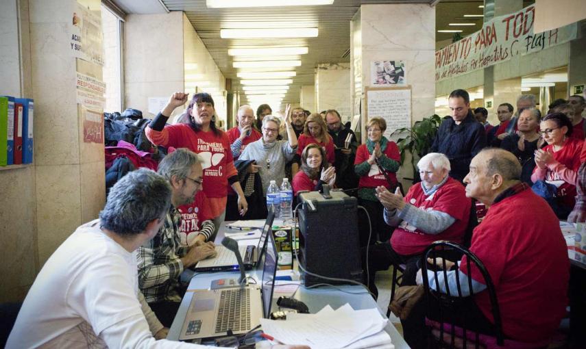 La PLAFHC reunida en asamblea durante su encierro en el hospital 12 de octubre / Malú López