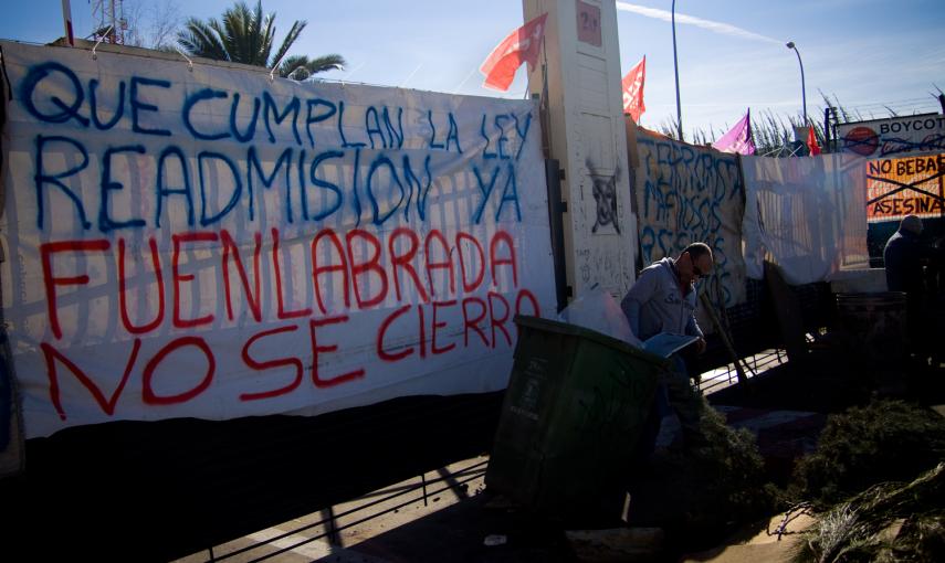 Trabajadores de la fábrica de Coca-Cola en Fuenlabrada hacen guardia en uno de los accesos a la planta.