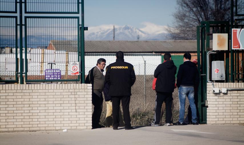 Los trabajadores conversan con los vigilantes de seguridad privada de la fábrica de Coca-Cola en Fuenlabrada, que lleva un año cerrado. -JAIRO VARGAS