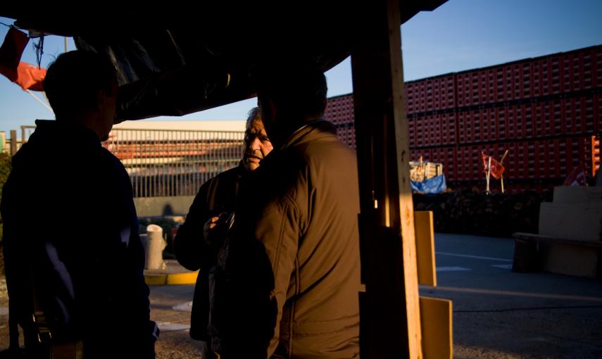 Los empleados acampados contra el cierre de la fábrica de Coca-cola en Fuenlabrada conversan en el campamento donde llevan un año resistiendo. -JAIRO VARGAS