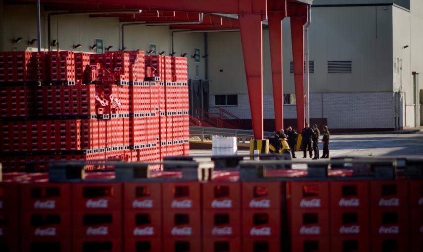 Los vigilantes de seguridad de planta de Coca-cola de Fuenlabrada conversan en las inmediaciones de la fábrica, que lleva un año cerrada. -JAIRO VARGAS