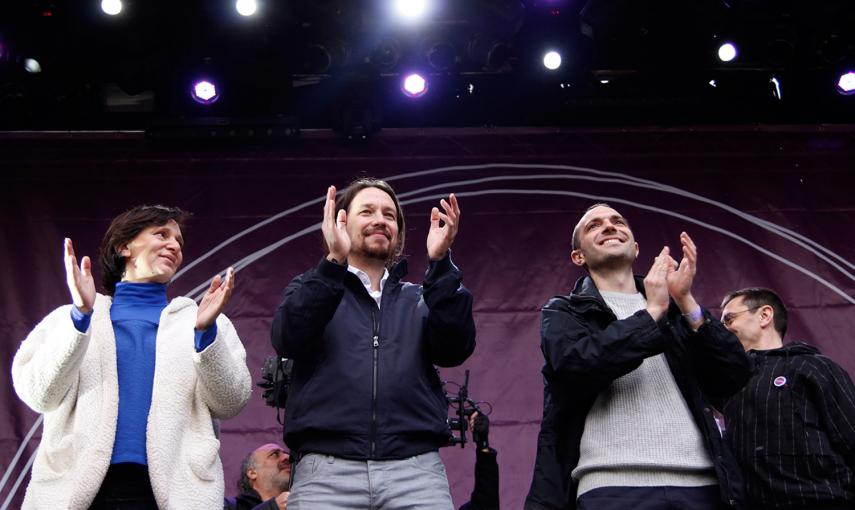 Los líderes de Podemos saludan a los asistentes a la manifestación convocada por el partido en Madrid. _JAIRO VARGAS