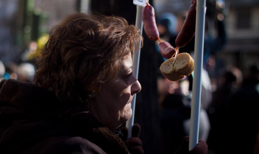 Una mujer protesta contra la corrupción portando un chorizo durante la Marcha del Cambio, convocada por Podemos en Madrid. -JAIRO VARGAS