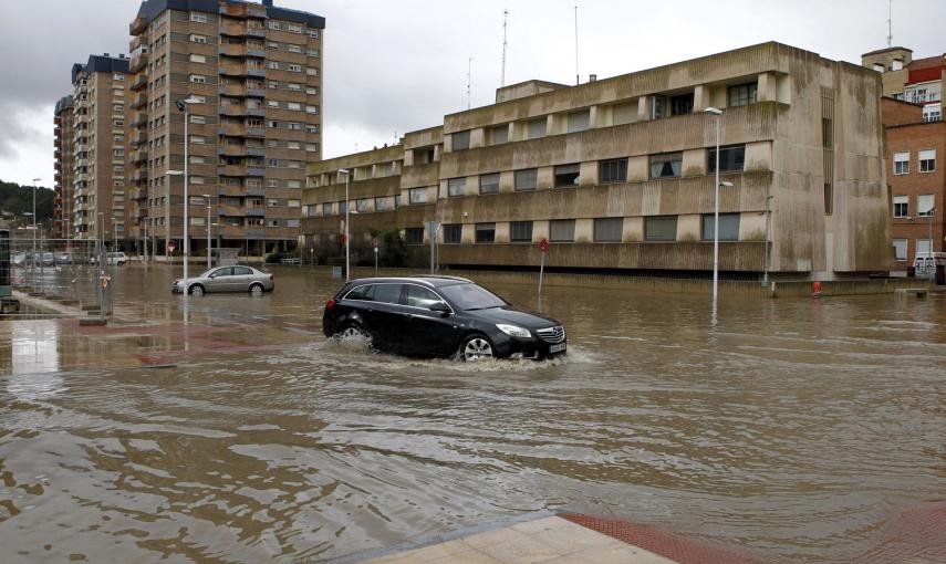 Un vehículo intenta circular por una calle de Miranda de Ebro que se encuentra anegada tras la crecida del río Ebro. -EFE/Santi Otero