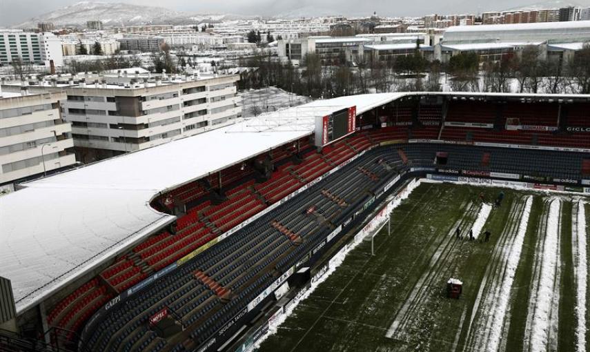 El Sadar amaneció cubierto de nieve horas pocas antes del partido entre el Atlético Osasuna y el Zaragoza. El árbitro ha suspendido el encuentro.  EFE/Jesús Diges