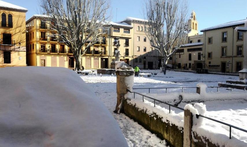 La capital leonesa ha amanecido hoy bajo una generosa capa de nieve, después de que las precipitaciones se hayan producido de forma prácticamente ininterrumpida durante toda la noche, aunque a primera hora los cielos estaban despejados y con temperaturas