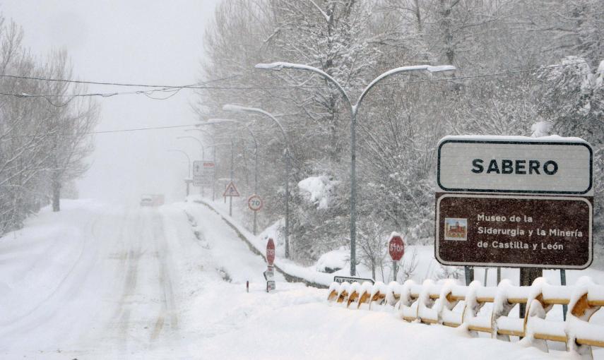 El temporal de nieve y frio que afecta a toda la península, ha dejado importantes nevadas en la localidad leonesa de Sabero. /EFE