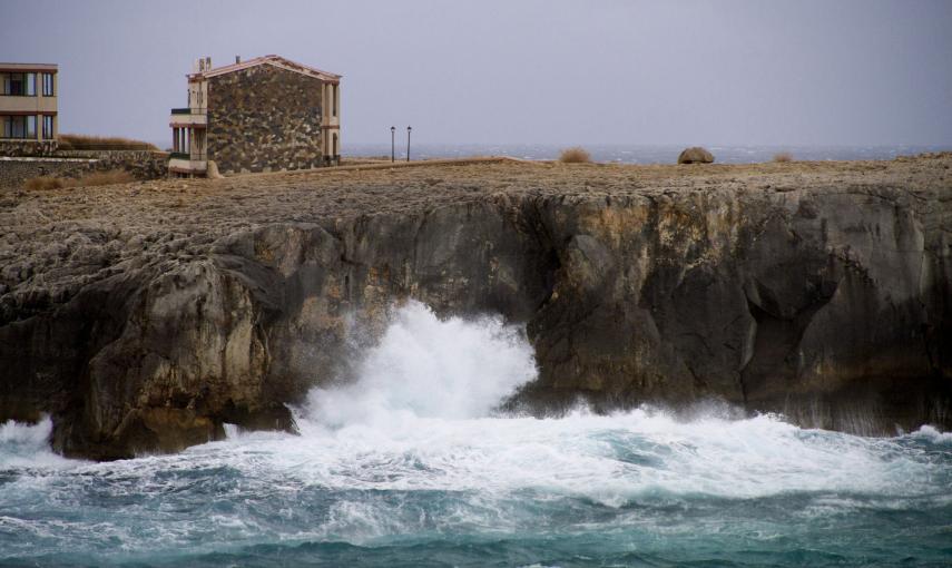 Oleaje en la costa de la localidad de Ciutadella (Menorca). /EFE