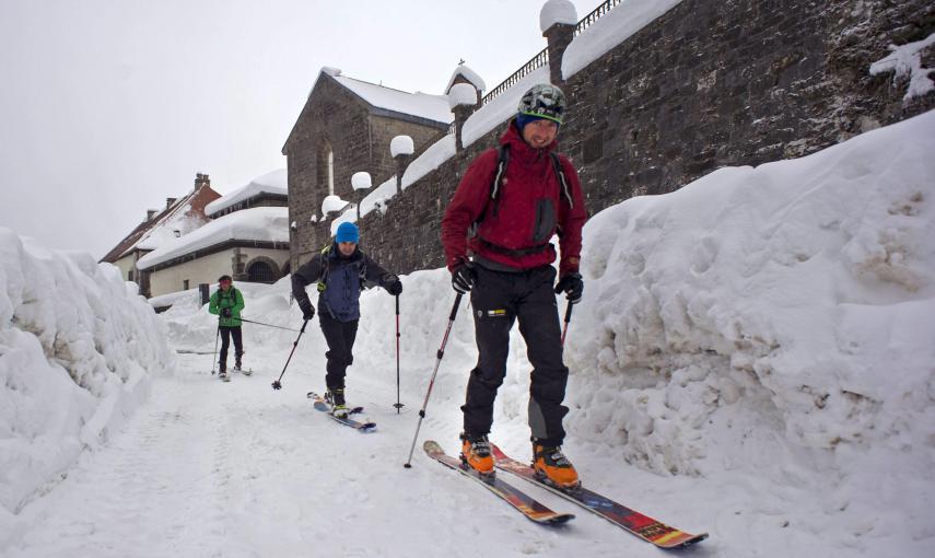 Tres jóvenes disfrutan con sus esquíes en Roncesvalles en donde se ha acumulado más de un metro de nieve. /EFE