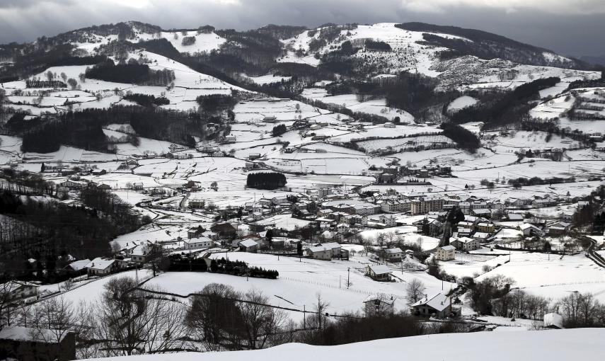 La localidad guipuzcoana de Berastegi (Gipuzkoa) cubierta de un manto de nieve. /EFE