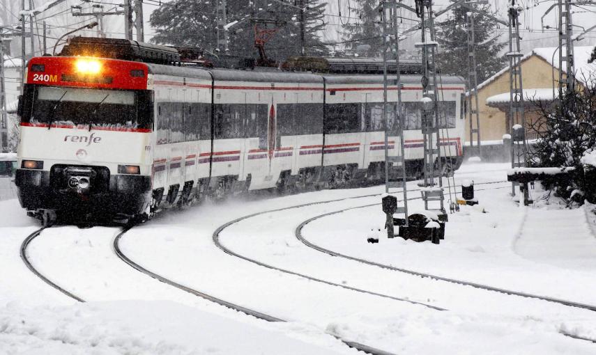 Un tren de cercanias se acerca a la estación de la localidad de Barcena de Pie de Concha . /EFE