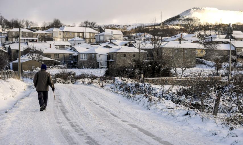 Un hombre pasea por un camino nevado cercano al pueblo de Vilavella (Ourense). /EFE