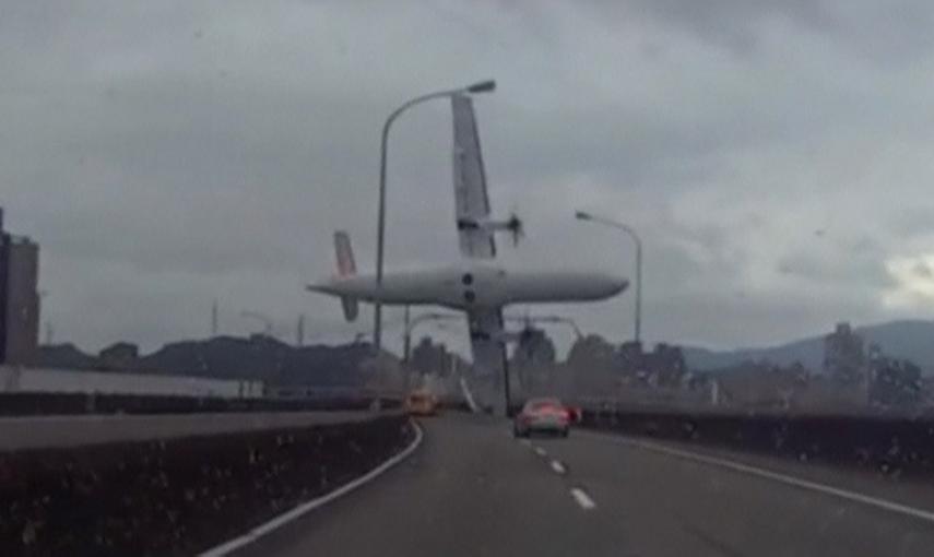 Una imagen del accidente de un avión de TransAsia Airways tomada desde un coche. /REUTERS