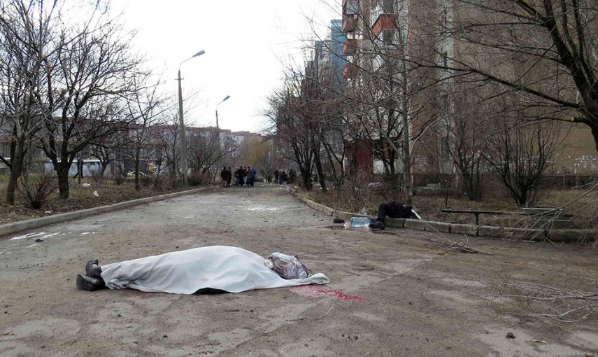 Cuerpos de varias personas muertas en un edificio junto a un hospital en Donetsk (Ucrania), en una zona controlada por los rebeldes, donde cayó un proyectil. /MAXIM SERGEEV (REUTERS)