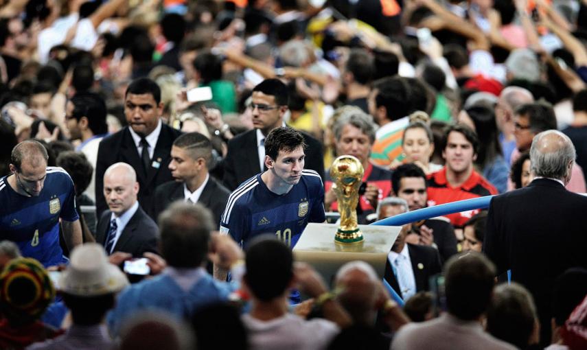 Instantánea tomada por el fotógrafo chino Bao Tailing, que ha ganado el máximo galardón en la categoría fotografía de noticias deportivas. La imagen muestra al delantero argentino Lionel Messi durante la final de Mundial de la FIFA 2014 disputada en el es