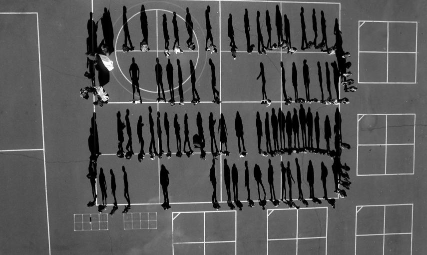 El belga Tomas van Houtryve es el ganador del tercer premio en la categoría de temas contemporáneos. La imagen muestra las sombras proyectadas por estudiantes en el patio de un colegio en El Dorado, California (EE UU).